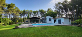 Villa La Sauvagine proche Aix en Provence avec piscine tennis billard 6 chambres pour 14 personnes